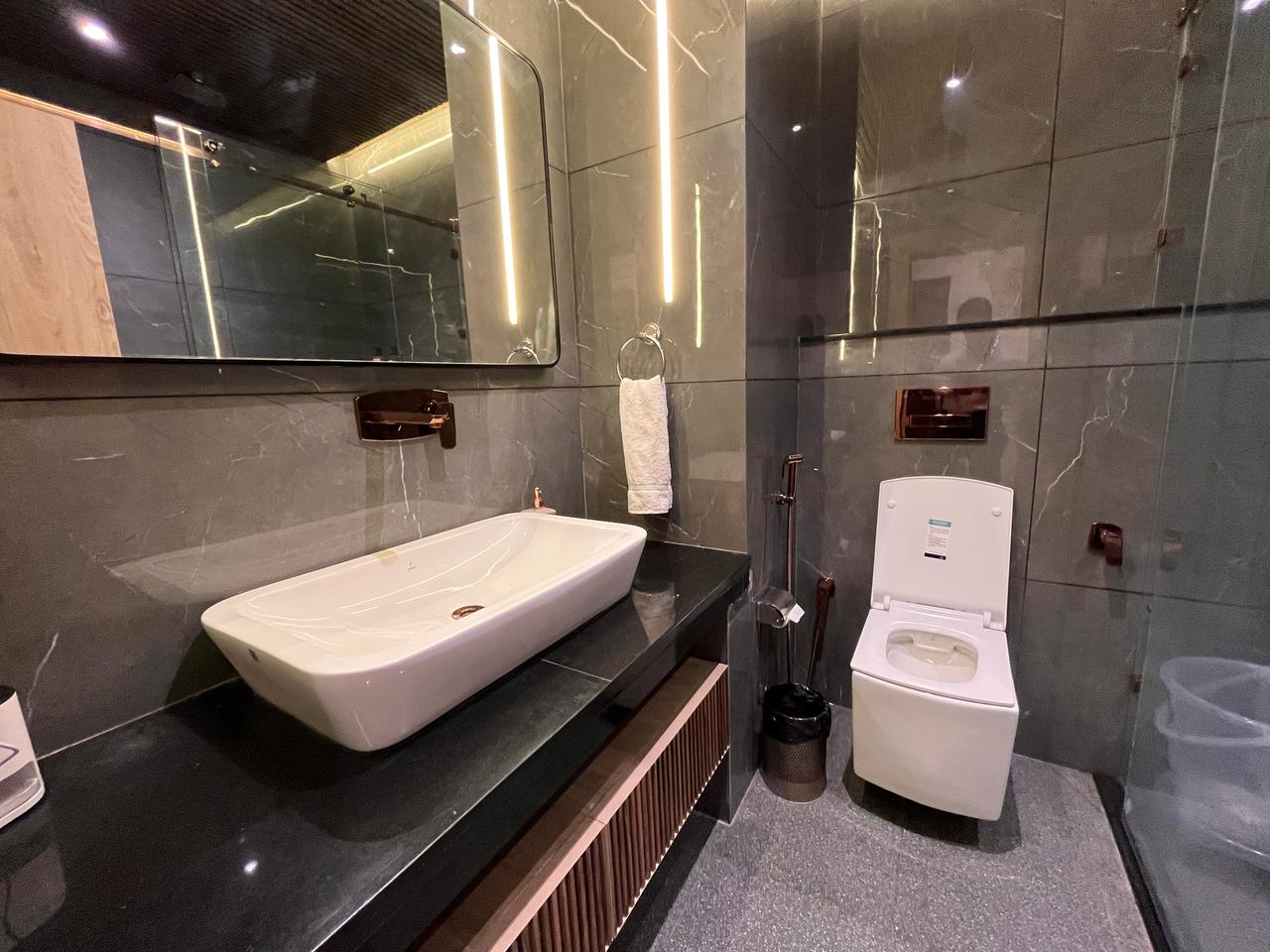 Classic Room premium bathroom Hotel Flora Haridwar