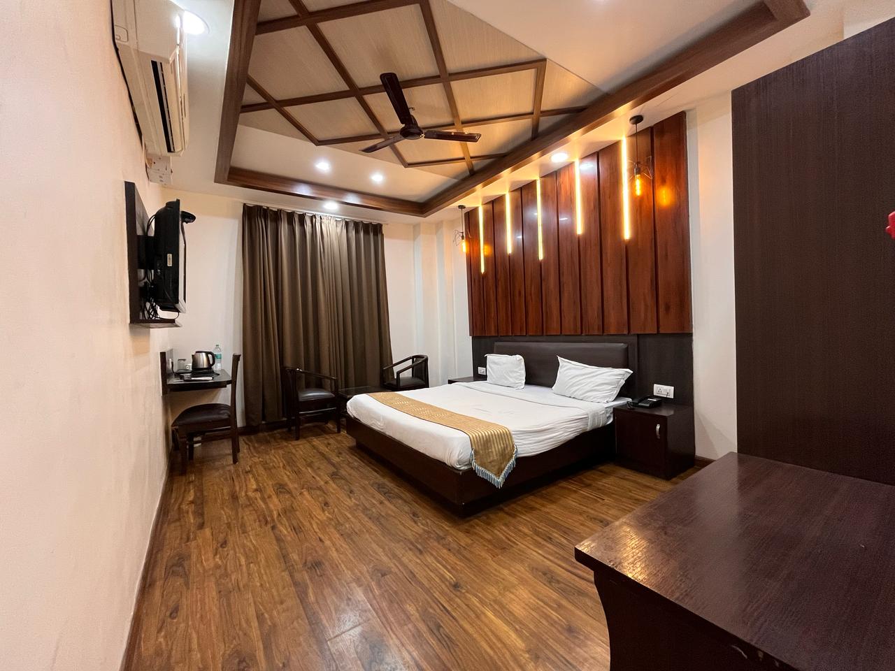 Executive Room Hotel Flora Haridwar - wooden ceiling and warm interiors