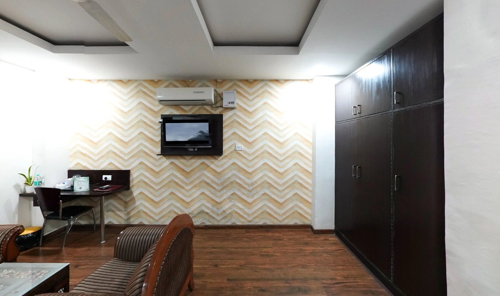 Suite Room Hotel Flora Haridwar - luxury suite with living area