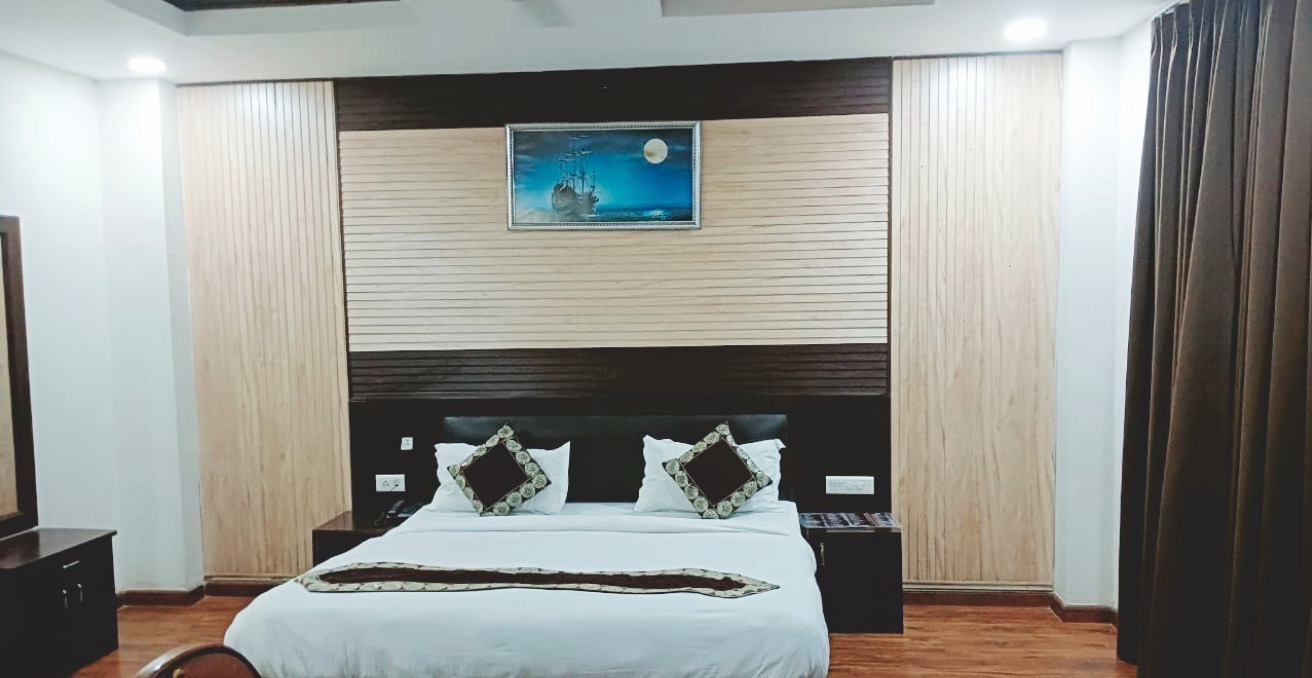 Suite Room Hotel Flora Haridwar - bedroom with wooden headboard
